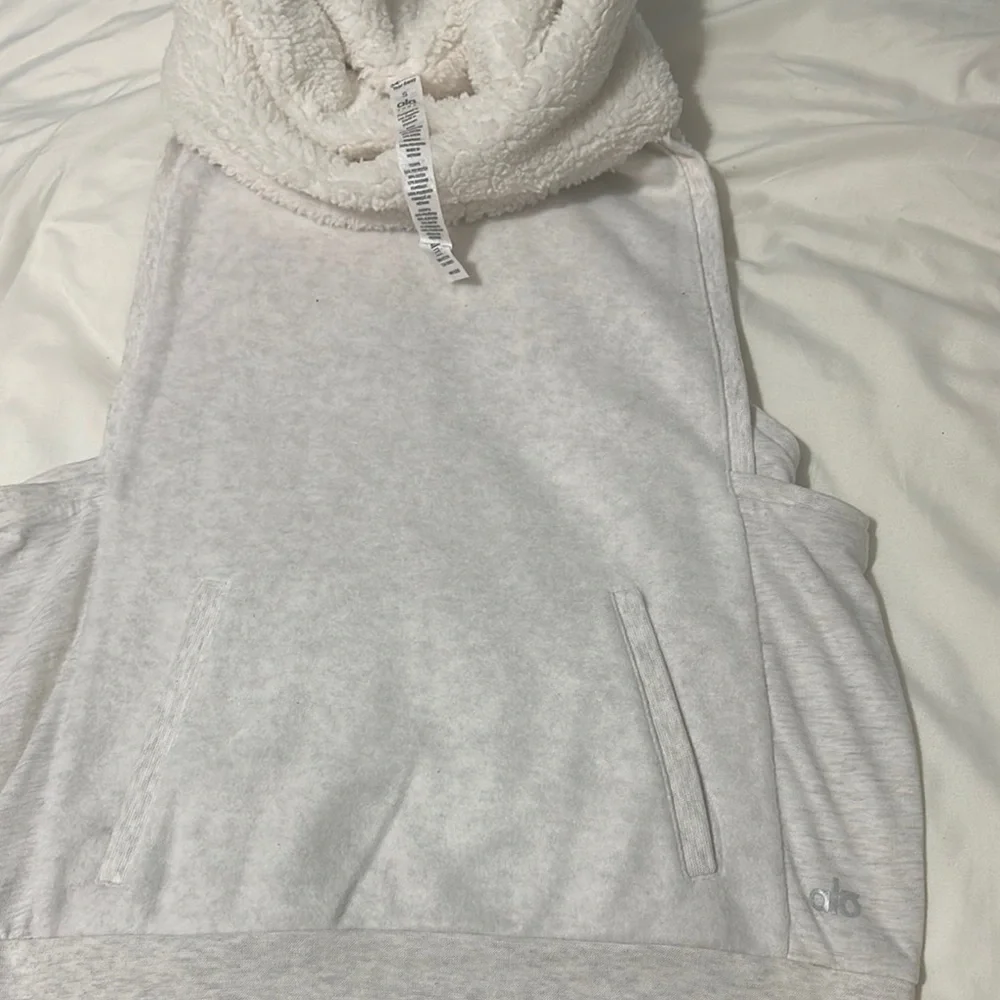 Alo Yoga Plush White Sleeveless Hoodie
